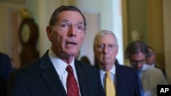 존 바라소 공화당 상원의원(왼쪽)과 미치 맥코넬 상원 공화당 대표.