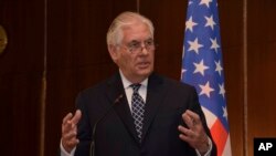 លោក​រដ្ឋមន្ត្រី​ការបរទេស​អាមេរិក Rex Tillerson​ ថ្លែង​នៅ​ក្នុង​សន្និសីទ​កាសែត​មួយ​នៅ​វិមាន​ប្រធានាធិបតី នៅ​ក្នុង​ក្រុង Abuja ប្រទេស​នីហ្សេរីយ៉ា កាលពី​ថ្ងៃទី១២ ខែមីនា ឆ្នាំ២០១៨។