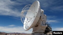 FILE PHOTO: A parabolic antenna of the ALMA (Atacama Large Millimetre/Submillimetre Array) project is seen at the El Llano de Chajnantor in the Atacama desert, some 1730 km (1074 miles) north of Santiago and 5000 meters above sea level, March 12, 2013. REUTERS/Ivan Alvarado/File Photo