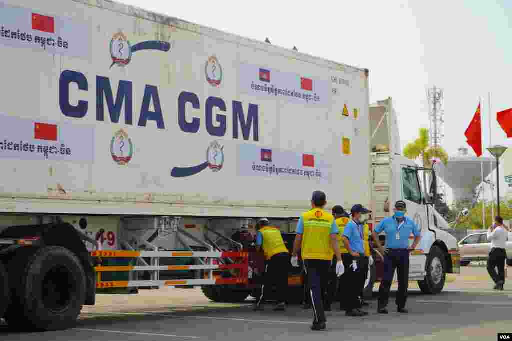 ទិដ្ឋភាព​កម្ពុជា​ត្រៀម​ទទួល​វ៉ាក់សាំង​​បង្ការ​ជំងឺ​កូវីដ១៩ SARS-CoV2 (Sinopharm) មក​​ពីប្រទេស​ចិន​ នៅ​អាកាស​យានដ្ឋាន​អន្តរជាតិ​ភ្នំពេញ​ ថ្ងៃទី៧​ ខែ​កុម្ភៈ​ ឆ្នាំ​២០២១​។&#160;(ខាន់​ សុគុំ​មនោ​/វីអូអេ)