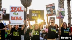 Demonstranti i članovi porodica izraelskih talaca na protestu u Tel Avivu (Foto: REUTERS/Marko Djurica)