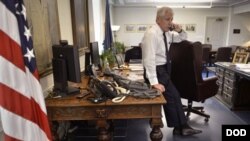 헤이글 장관이 지난 18일 집무실에서 말레이시아 국방장관과 전화 통화하는 모습 (자료사진) 미 국방부 제공