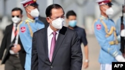 រូបឯកសារ៖ លោកនាយករដ្ឋមន្ត្រី ហ៊ុន សែន នៅពេល​លោក​​ទៅដល់រដ្ឋធានីណៃពិដោ កាលពថ្ងៃទី៧ ខែមករា ឆ្នាំ ២០២២។ លោក បានក្លាយជាមេដឹកនាំប្រទេសដំបូងគេបង្អស់ដែលធ្វើដំណើរទស្សនកិច្ចនៅប្រទេសមីយ៉ាន់ម៉ា ចាប់តាំងពីរបបយោធាគ្រប់គ្រងប្រទេសនេះ។ (Photo by Handout / MYANMAR MILITARY INFORMATION TEAM / AFP)