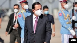 លោកនាយករដ្ឋមន្ត្រី ហ៊ុន សែន បានទៅដល់រដ្ឋធានីណៃពិដោ ថ្ងៃទី ៧ ខែមករា ឆ្នាំ ២០២២ ដោយលោកបានក្លាយជាមេដឹកនាំប្រទេសដំបូងគេបង្អស់ដែលធ្វើដំណើរទស្សនកិច្ចនៅប្រទេសមីយ៉ាន់ម៉ា ចាប់តាំងពីរបបយោធាគ្រប់គ្រងប្រទេសនេះ។ (Photo by Handout / MYANMAR MILITARY INFORMATION TEAM / AFP)