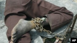 Faayilii - Nama dhibee sammuu qabu cancalaan mana keessatti hidhamee jiru, Laaybeeriyaa,