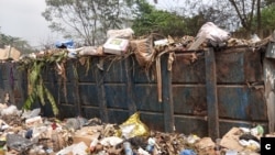 Des bac à ordures sont en débordement à Mpissa, un quartier de Brazzaville, le 02 février 2025. (Arsène Séverin/VOA)