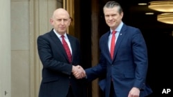 Министр обороны США Пит Хегсет (справа) приветствует своего британского коллегу Джона Хили (слева) в Пентагоне. 6 марта 2025 года. (AP Photo/Rod Lamkey, Jr.)