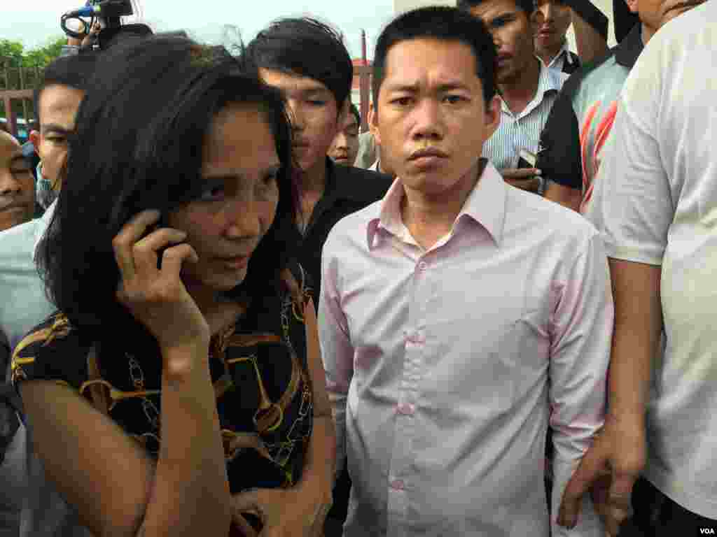 ភរិយា​លោក​ កឹម​ សុខា​ កំពុង​និយាយ​ទូរស័ព្ទ​​ នៅ​ក្បែរ​ទីស្នាក់​កណ្តាល​គណបក្ស​សង្គ្រោះ​ជាតិ​ ស្ថិត​ក្នុង​សង្កាត់​ចាក់​អង្រែលើ​ ខ័ណ្ឌ​មានជ័យ រាជ​ធានី​ភ្នំពេញ​ កាលពី​ថ្ងៃ​ ២៦​ ខែឧសភា​ ឆ្នាំ​​ ២០១៦។​ (ហ៊ុល រស្មី​/VOA)