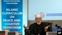 Dr Muhammad Tahir ul-Qadri dari Pakistan, pendiri Minhaj-ul-Quran International, pada peluncuran 'Kurikulum Islam bagi Perdamaian dan Kontra Terorisme,' di London, Selasa (23/6).
