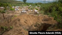 Fosse commune dans laquelle des cadavres non réclamés ont été enterrés, au Bénin, le 18 octobre 2017. (VOA/Ginette Fleure Adandé)