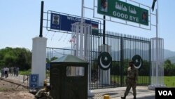 June-20- Pakistan army soldiers paint checkpost near LOC crossing gate before the start of second bus service on tuesday.