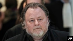 Pembuat film Prancis Christophe Ruggia tiba di gedung pengadilan di Paris, Senin, 3 Februari 2025. (Aurelien Morissard/AP)