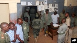 Des soldats devant une prison de Yaoundé, Cameroun, le 1er septembre 2017