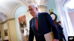 미치 매코넬 미 상원 공화당 대표가 27일 지출안과 부채한도 적용 유예 관련 의사 일정을 위해 회의장으로 향하고 있다. 