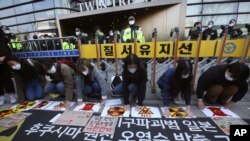 14일 한국 서울 주재 일본대사관 앞에서 일본 정부의 후쿠시마 원전 오염수 해양 방출 결정에 항의하는 환경운동가들의 시위가 열렸다.