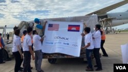 500,000 doses of a total​ of one million doses of Johnson & Johnson Covid-19 vaccine, donated by the United States through COVAX, are being delivered to Cambodia on July 30, 2021, at the Phnom Penh International Airport, Cambodia. (Hean Socheata/VOA Khmer) 
