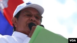 រូបឯកសារ៖ លោក កឹម សុខា​ ប្រធាន​គណបក្ស​សង្គ្រោះជាតិ ដែលត្រូវបាន​រំលាយ​​នៅក្នុង​ការដង្ហែក្បួន​ឃោសនា​ថ្ងៃ​​ចុងក្រោយ​​ ក្នុង​រាជធានី​ភ្នំពេញ​ ថ្ងៃទី២ ​ខែ​មិថុនា​ ឆ្នាំ​២០១៧។ (VOA)