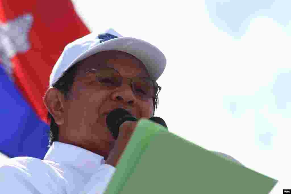 លោក កឹម សុខា​ ប្រធាន​គណបក្ស​សង្គ្រោះជាតិ​នៅក្នុង​ការដង្ហែក្បួន​ឃោសនា​ថ្ងៃ​​ចុងក្រោយ​​ ក្នុង​រាជធានី​ភ្នំពេញ​ ថ្ងៃទី២ ​ខែ​មិថុនា​ ឆ្នាំ​២០១៧។ (ហ៊ាន សុជាតា/VOA)