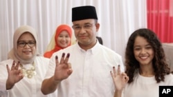 Anies Baswedan bersama istri Fery Farhati Ganis dan anaknya Mutiara setelah memberikan suara mereka dalam pilkada DKI, 13 April 2017.