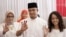 Anies Baswedan bersama istri Fery Farhati Ganis dan anaknya Mutiara setelah memberikan suara mereka dalam pilkada DKI, 13 April 2017.