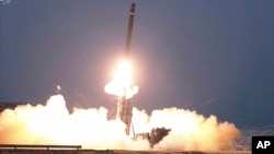 Rudal balistik diluncurkan dari lokasi yang dirahasiakan di Korea Utara, Senin, 20 Februari 2023. (Foto: KRT via AP)