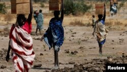 Femmes transportant de l'aide alimentaire du PAM à Rubkuai, au Soudan du Sud, le 16 février 2017.