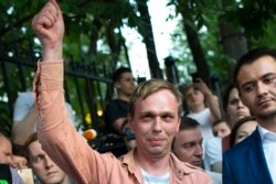 Prominent Russian investigative journalist Ivan Golunov, greets colleagues and his supporters as he leaves an Investigative Committee building in Moscow, June 11, 2019.