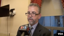 美国服装鞋业协会执行副主席史蒂芬·拉莫尔（Stephen Lamar）接受美国之音采访(美国之音记者魏之拍摄)