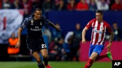 Danilo de Real Madrid, à gauche, de dispute le ballon avec Fernando Torres d’Atletico lors d’un match de demi-finales de la ligue des champions à Madrid, Espagne, 19 mai 2017. 