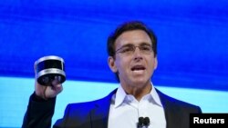 CEO Ford Motor Co. Mark Fields mengangkat sensor Velodyne LiDAR, 5 Jan. 2016. (REUTERS/Rick Wilking) 