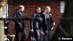 Para penyelidik dari Organisasi Pelarangan Senjata Kimia (OPCW) tiba di tempat kejadian penyerangan mantan agen Rusia, Sergei Skripal, di Salisbury, Inggris, 21 Maret 2018.