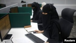 د سعودي په رسمي ادارو کې د ښځو ونډه ٢٢ سلنه ده