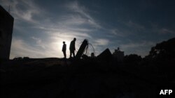 Palestinci pregledavaju štetu u stambenom području u Rafi na jugu Pojasa Gaze, nakon izraelskih zračnih napada rano 4. prosinca 2023.