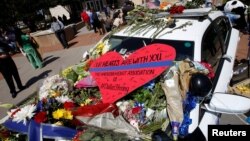 រូបភាព​បេះដូង​នៅ​លើឡាន​របស់​ប៉ូលិស​ដែល​ជា​ផ្នែកមួយ​នៃ​ការ​ចង​ចាំ​ ក្រោយ​មាន​ការ​វាយ​ប្រហារ​មួយ​លើ​ប៉ូលិស​នៅក្រុង​ Dallas រដ្ឋ Texas កាល​ពី​ថ្ងៃទី​៨ ខែ​កក្កដា។