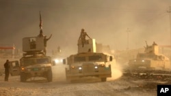 Sebuah konvoi militer Irak mendesak maju menuju kota Mosul, Irak (19/10). (foto: AP Photo)