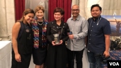 Achi Soeharman (tengah) bersama Senator New Hampshire, Jeanne Shaheen - kedua dari kiri (foto: Yogi Leksono/VOA).