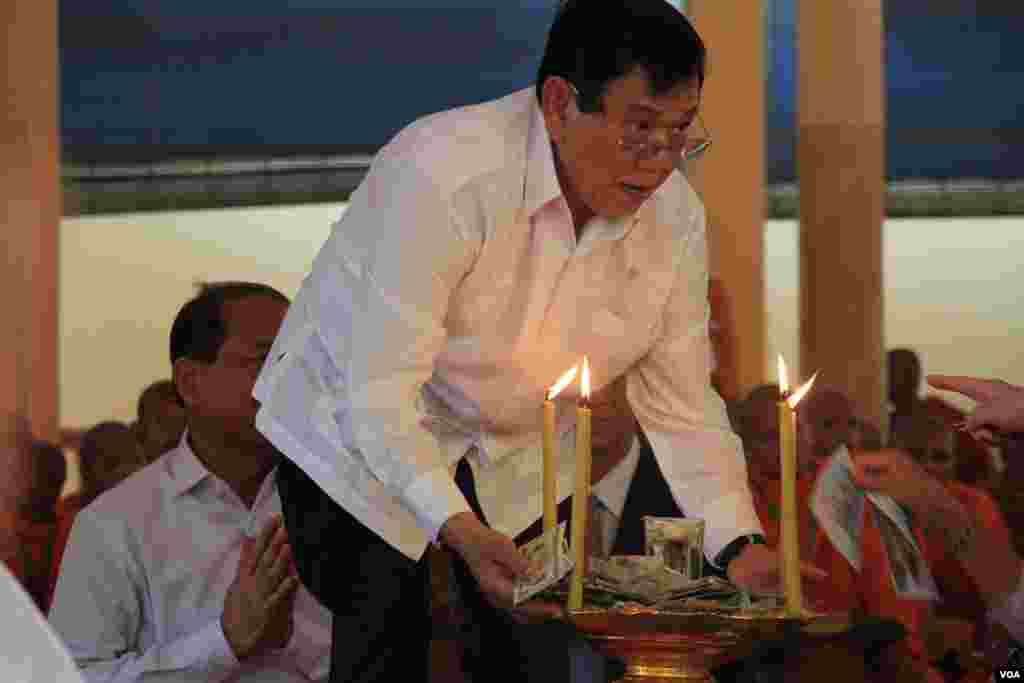 ការប្រារព្ធ​ពីធី​បុណ្យ​ពិសាខបូជា​ នៅ​ភ្នំ​ឧត្តុង្គ​ ក្នុង​ខេត្ត​កណ្តាល​ នៅថ្ងៃទី១០​ ខែឧសភា​ ឆ្នាំ២០១៧​។ (ហ៊ាន សុជាតា/VOA)