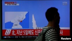 បុរស​ម្នាក់​ដើរ​កាត់​កម្មវិធី​ព័ត៌មាន​ទូរទស្សន៍​ដែល​ផ្សាយ​ពី​ការ​បាញ់​បង្ហោះ​មីស៊ីល​បរាជ័យ​របស់​កូរ៉េ​ខាង​ជើង នៅ​ស្ថានីយ​រថភ្លើង​មួយ​នៅ​ក្នុង​ក្រុង​សេអ៊ូល ប្រទេស​កូរ៉េ​ខាង​ត្បូង​ កាលពី​ថ្ងៃទី១៦ ខែមេសា ឆ្នាំ២០១៧។