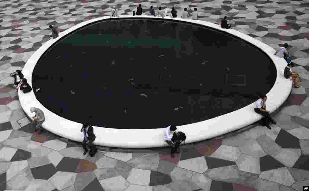 Warga Jepang beristirahat di sebuah kolam artifisial &nbsp;di Tokyo.