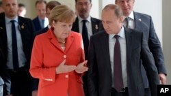 Presiden Rusia Vladimir Putin (kanan) mengadakan pembicaraan dengan Kanselir Jerman Angela Merkel soal Ukraina di Milan (foto: dok).