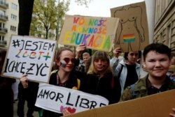 Para pedemo dalam demonstrasi membela hak-hak kaum LGBT di depan Kementerian Pendidikan, di Warsawa, Polandia, 25 Oktober 2019.