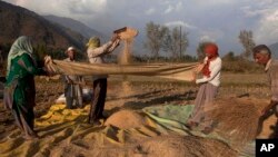 President Barack Obama shakes hand with Indian Prime Minister Narendra Modi as he arrives to preside over India’s annual Republic Day parade in New Delhi, India, Monday, Jan. 26, 2015.