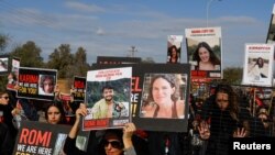 تصاویر شماری از گروگان‌‌های حماس در دست دوستان و خانواده آنها. آرشیو