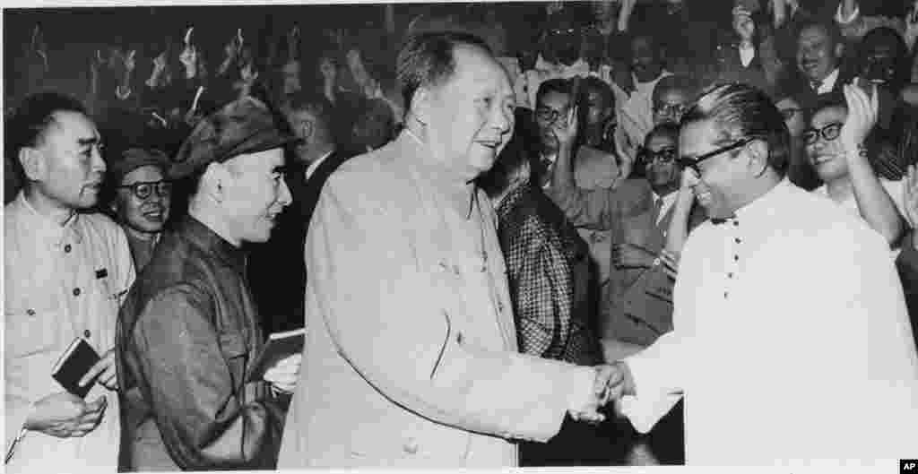 1967年6月9日，中共主席毛泽东和亚非作家组织的秘书长 R.D. Senanayake 握手，毛后面跟着毛的接班人林彪以及总理周恩来。