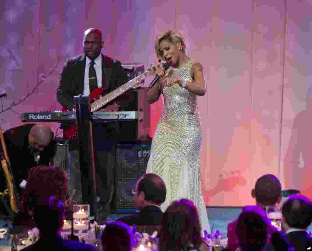 Mary J. Blige tampil di panggung di acara makan malam kenegaraan untuk Presiden Perancis François Hollande di Gedung Putih, 11 Februari 2014.