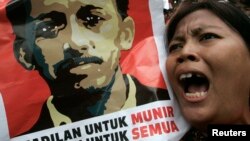 ឯកសារ - បាតុករ​ឥណ្ឌូនេស៊ី​ម្នាក់​ស្រែក​ពាក្ស​ស្លោក​​ខណៈ​ដែល​គាត់​កាន់​បដា​រូប​លោក Munir Said Thalib ក្នុង​អំឡុង​បាតុកម្ម​មួយ​នៅ​ខាង​ក្រៅ​​​ការិយាល័យ​នៃ​ទី​ភ្នាក់ងារ​ស៊ីប​ការណ៍​សម្ងាត់​ជាតិ (BIN) ក្នុង​​រដ្ឋធានី​ចាកាតា។