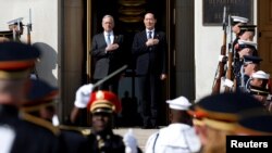 미국 방문한 송영무 한국 국방장관(오른쪽)이 30일 국방부 청사에서 짐 매티스 미국 국방장관과 함께 의장대를 사열하고 있다.