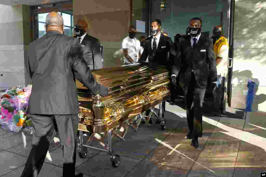 មឈូសរបស់លោក George Floyd ត្រូវបានដឹកចេញពីព្រះវិហារ Fountain of Praise បន្ទាប់ពីពលរដ្ឋ និងមេដឹកនាំក្នុងសហគមន៍ បានចូលគោរពវិញ្ញាណក្ខន្ធលោក George Floyd ដែលបានស្លាប់នៅពេលប៉ូលិសឃាត់ខ្លួនលោក នៅព្រះវិហារ Fountain of Praise ក្នុងទីក្រុង Houston រដ្ឋ Texas ថ្ងៃទី៨ ខែមិថុនា ឆ្នាំ២០២០។&nbsp;​