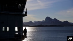 Seorang awak kapal di anjungan kapal pemecah es Finlandia, MSV Nordica, saat tiba di Nuuk, Greenland setelah melintasi Northwest Passage melalui Kepulauan Arktika Kanada, 29 Juli 2017.
