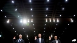 រូបភាព​ឯកសារ៖ ឧត្តម​ក្រុម​ប្រឹក្សាផ្នែក​ Facebook លោក Colin Stretch ផ្នែក Twitter អនុឧត្តម​ក្រុមប្រឹក្សា Sean Edgett និង​ផ្នែក​ Google លោកនាយក​ផ្នែក​សន្តិសុខ​ពត៌មាន​និង​បន្តឹង​ច្បាប់ Richard Salgado កំពុង​ស្បថក្នុង​សវនការ​។